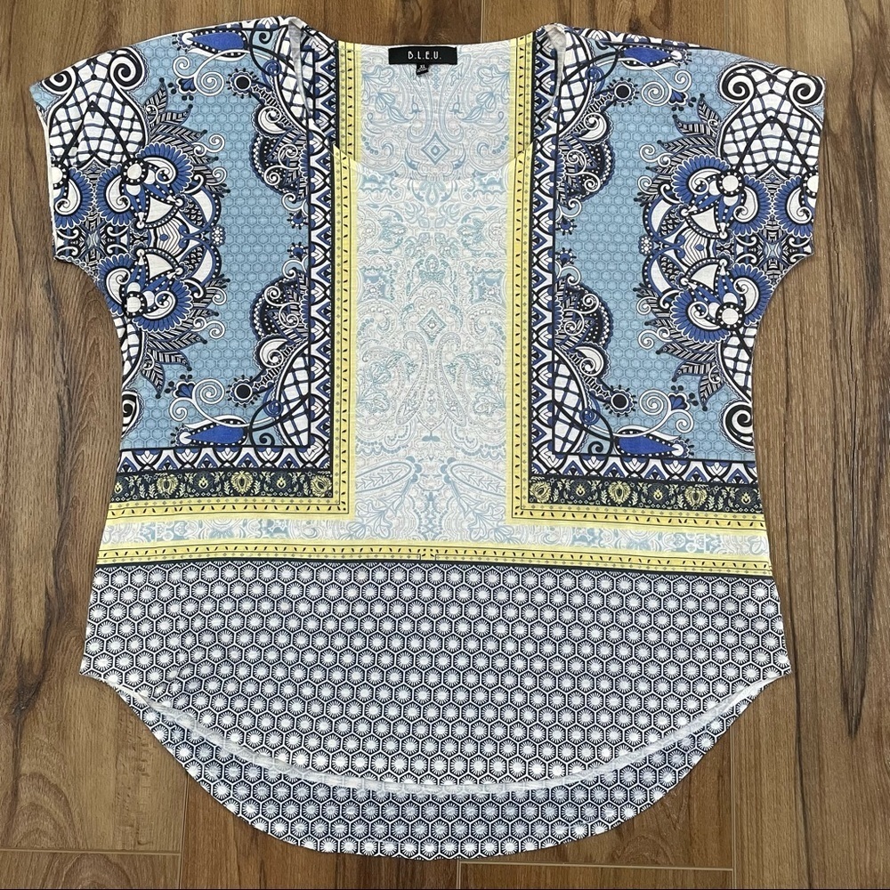 B.L.E.U. Blue White Yellow Black print studded Top size XL